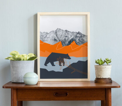 plakat-z-górami-niedźwiedź