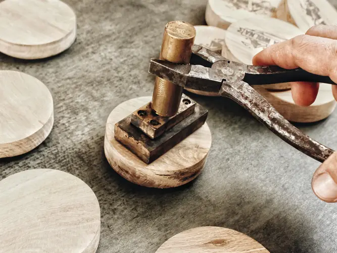 Jak zrobić świece w butelce po winie - Krótka historia o kolejnym, spełnionym marzeniu 14 wypalanie logo w drewnie