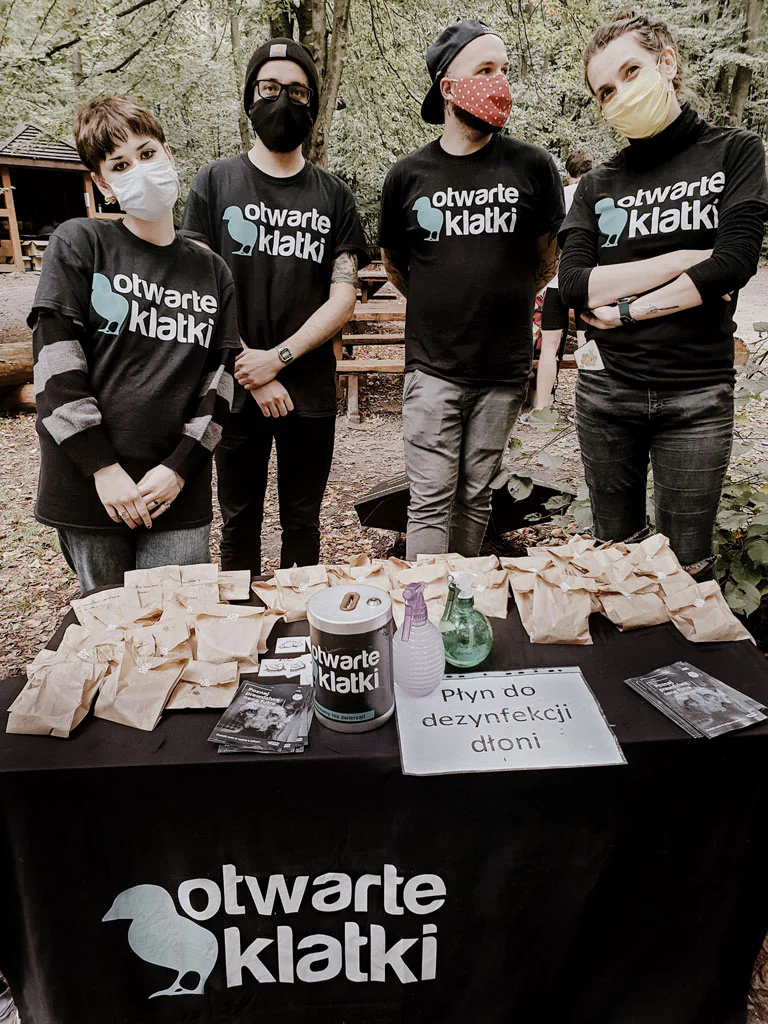 Otwórzmy klatki z 'Otwartymi Klatkami'! 2 Otwarte-klatki-wolontariusze-droga-wolna-bieg-wzniesień