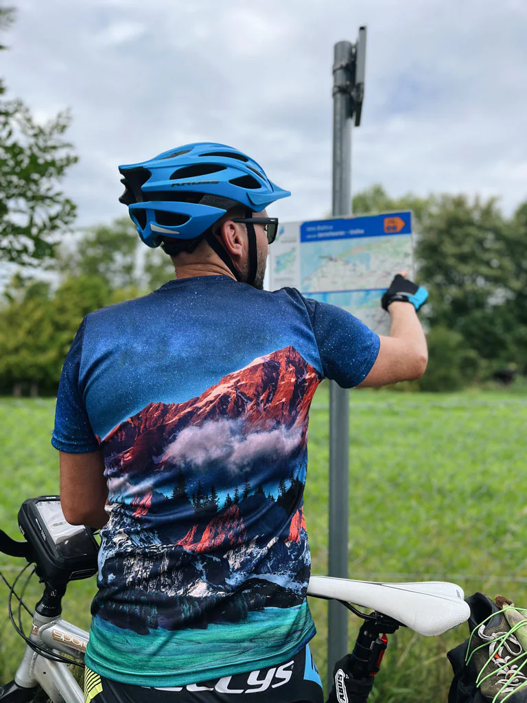 Kaszuby i Pomorze na rowerach 19 koszulka-techniczna-z-górami