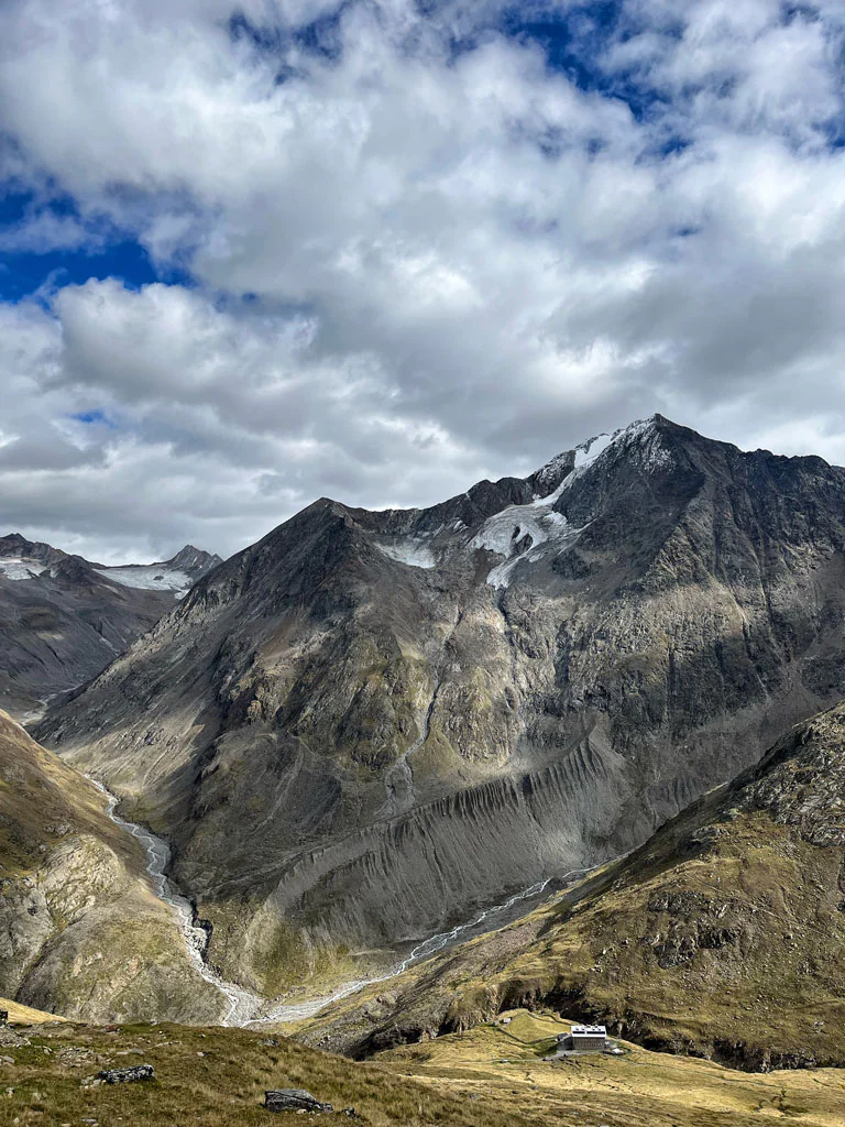 Kreuzspitze (3455 m n.p.m.) - opis szlaku na szczyt w Alpach Otztalskich w Austrii 7 martin-busch-hutte-austria