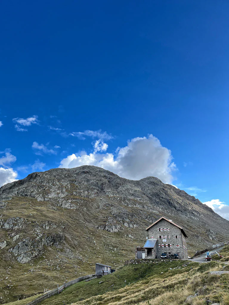 Kreuzspitze (3455 m n.p.m.) - opis szlaku na szczyt w Alpach Otztalskich w Austrii 6 schronisko-martin-busch-hutte