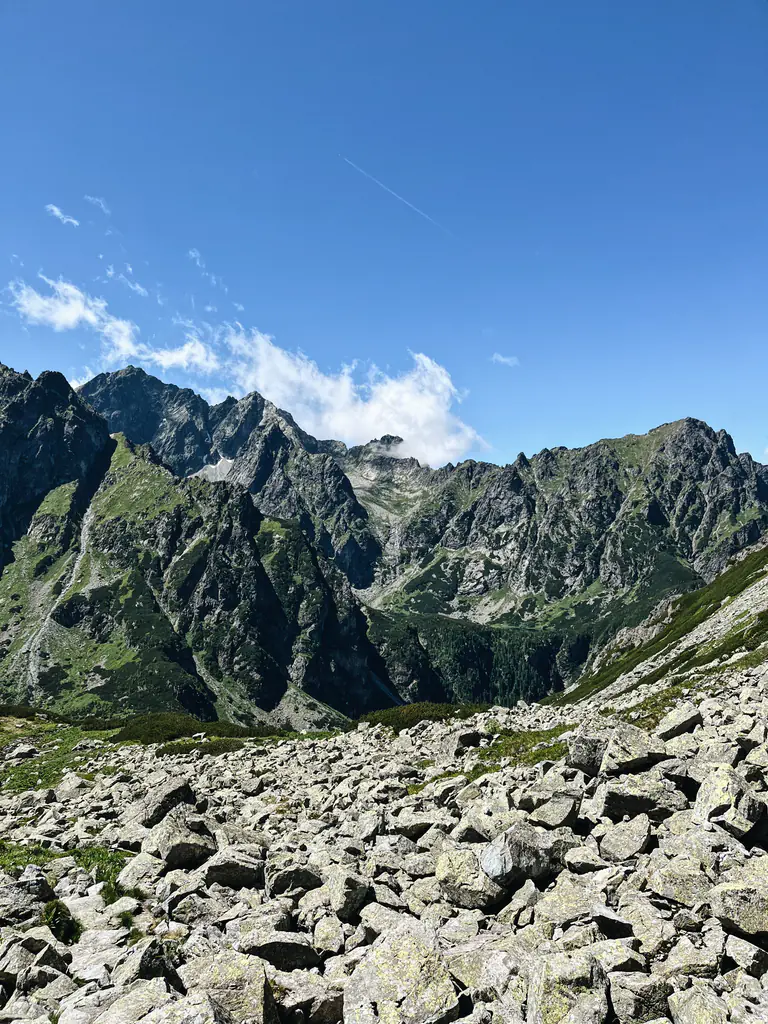 Zmarzły Staw pod Polskim Grzebieniem (2047 m n.p.m.) Propozycja wycieczki z pięknymi panoramami. 10 Litworowa dolina widok na Rysy