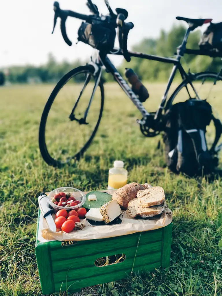 Pętla wokół Tatr na Rowerze Szosowym? Dwa Dni Asfaltowej Przygody (Bez Szutrów!) 3 Parking w Ludzmierzu sniadanie 1