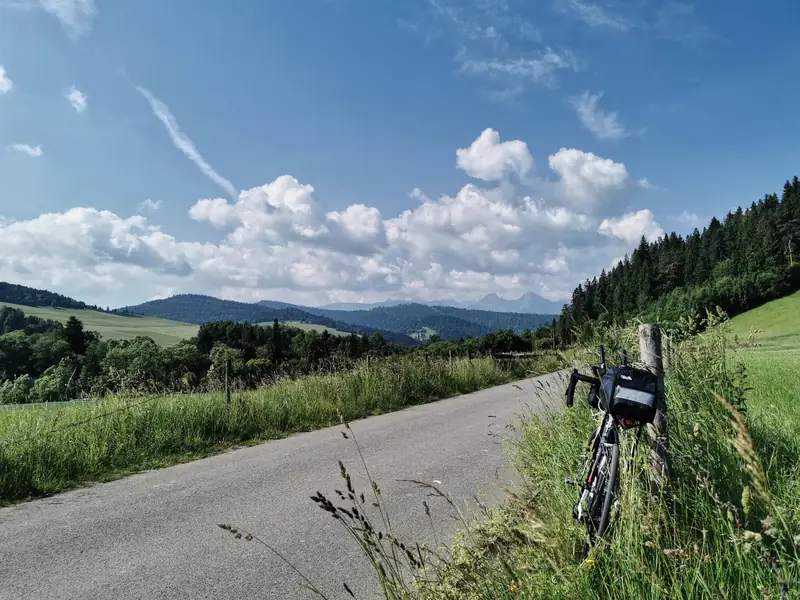 Pętla wokół Tatr na Rowerze Szosowym? Dwa Dni Asfaltowej Przygody (Bez Szutrów!) 1 panorama tatr okolice nidzicy