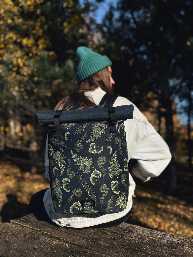 plecak w paprocie roll top