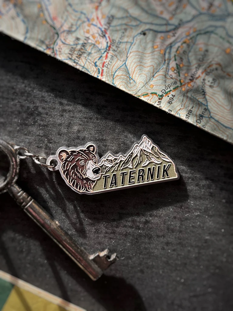 brelok z niedźwiedziem góry